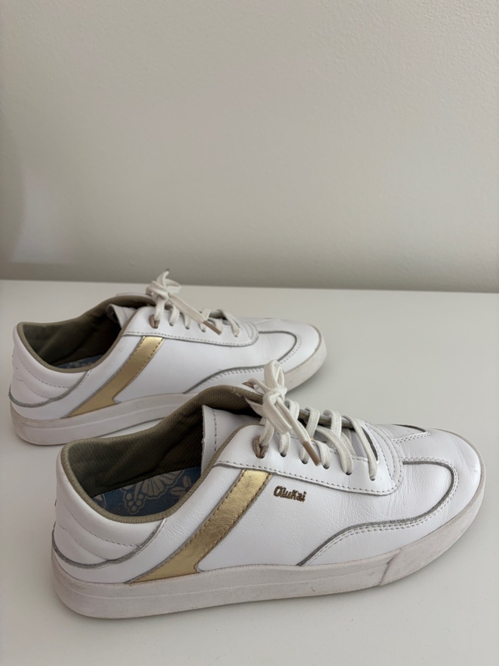 OluKai HA'UPU Leather Sneakers with Gold Accents size 8.5